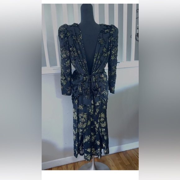 Elegant Black and Gold Long Sleeve Dress - Picture 3 of 4